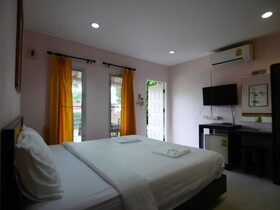 Forest Bungalows and Mama's Restaurant
