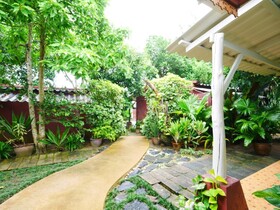Forest Bungalows and Mama's Restaurant