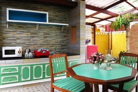 Forest Bungalows and Mama's Restaurant