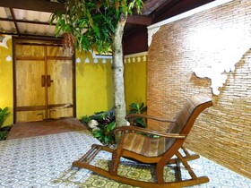 Forest Bungalows and Mama's Restaurant
