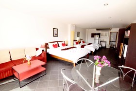 Dengs Kamala Beach Resort & Restaurant