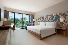 Le Méridien Phuket Mai Khao Beach Resort
