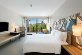 Le Méridien Phuket Mai Khao Beach Resort