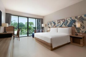 Le Méridien Phuket Mai Khao Beach Resort
