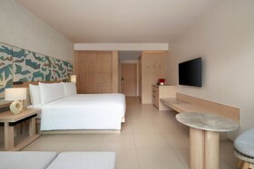 Le Méridien Phuket Mai Khao Beach Resort