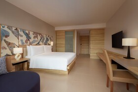 Le Méridien Phuket Mai Khao Beach Resort