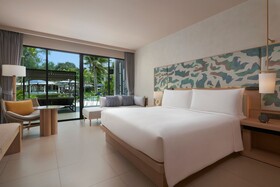 Le Méridien Phuket Mai Khao Beach Resort