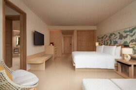 Le Méridien Phuket Mai Khao Beach Resort