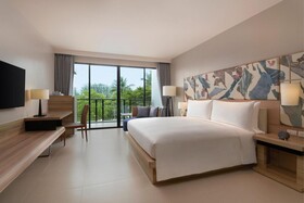 Le Méridien Phuket Mai Khao Beach Resort