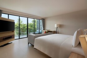 Le Méridien Phuket Mai Khao Beach Resort