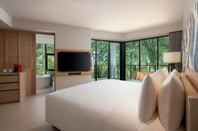 Le Méridien Phuket Mai Khao Beach Resort