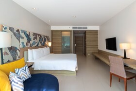 Le Méridien Phuket Mai Khao Beach Resort