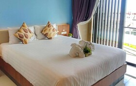 Louis' Runway View Hotel