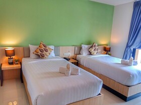 Louis' Runway View Hotel