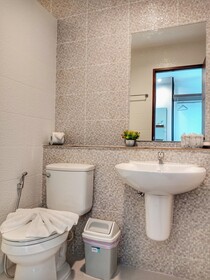 Louis' Runway View Hotel