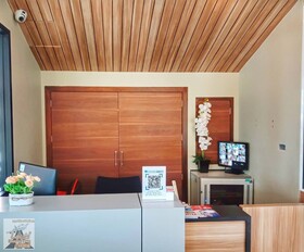 Louis' Runway View Hotel