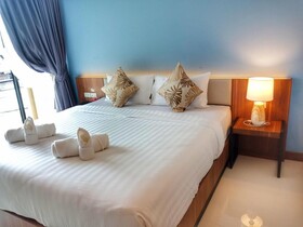 Louis' Runway View Hotel