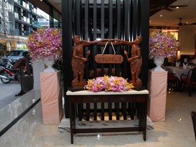 Hemingways Silk Hotel