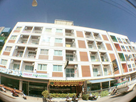i-Kroon Cafe & Hotel