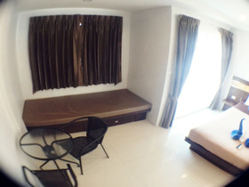 i-Kroon Cafe & Hotel