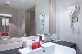 The Ashlee Heights Patong Hotel & Suites by ZEN Rooms