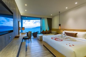 Crest Resort & Pool Villas
