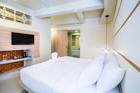 Hotel October