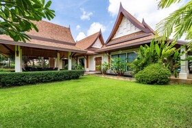 Champagne Pool Villa