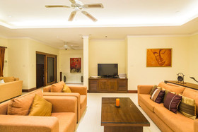 Lakewood Hills Villa by Lofty