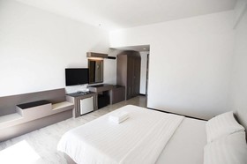 Hi-Season Hotel