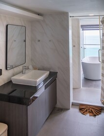 Cliff Lanta Suite