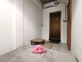 8 Sleeper Street Hostel