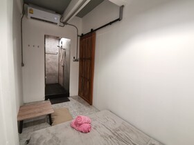 8 Sleeper Street Hostel