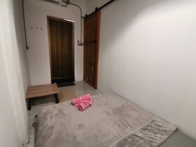 8 Sleeper Street Hostel