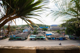 Ban Ao Thong