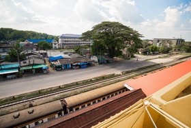 Ban Ao Thong