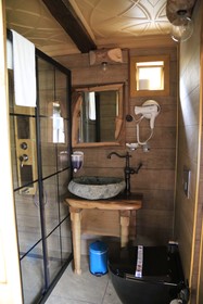 Teona Caglayan Bungalov