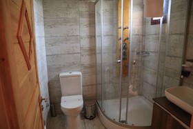 Teona Caglayan Bungalov