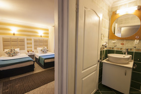 Moonshine Hotel & Suites