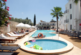 Queen Residence By Important Group Travel