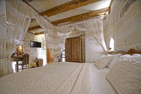 Maccan Cave Hotel