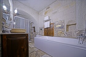 Maccan Cave Hotel