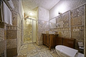 Maccan Cave Hotel