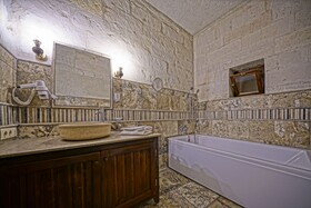 Maccan Cave Hotel