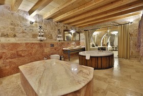 Sah Saray Cave Suites