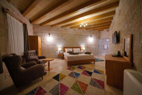 Secret Hill Cave Suites