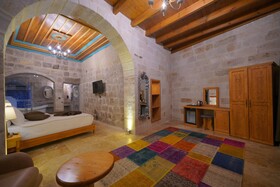 Secret Hill Cave Suites