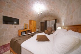 Secret Hill Cave Suites