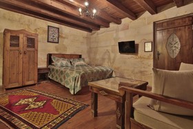 Shoestring Cave House