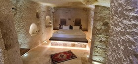Shoestring Cave House
